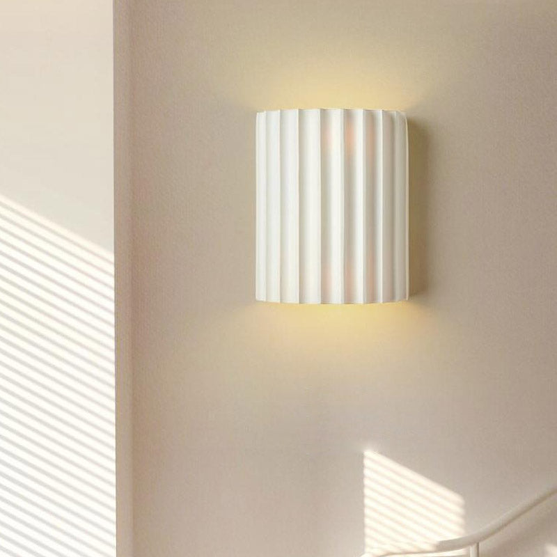 Elegancka okrągła lampa ścienna w delikatnych kolorach