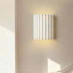 Elegancka okrągła lampa ścienna w delikatnych kolorach