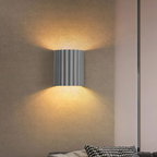 Elegancka okrągła lampa ścienna w delikatnych kolorach