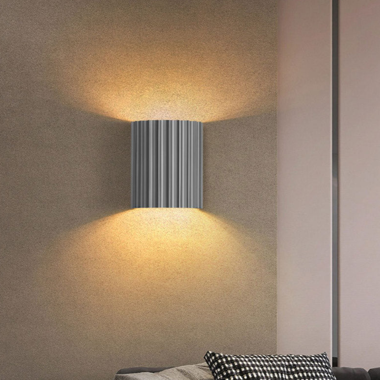 Elegancka okrągła lampa ścienna w delikatnych kolorach