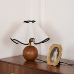 Rzeźbiarska, falista lampa stołowa do wnętrz