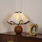 Rzeźbiarska, falista lampa stołowa do wnętrz
