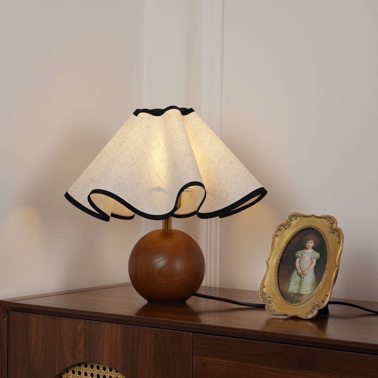 Rzeźbiarska, falista lampa stołowa do wnętrz