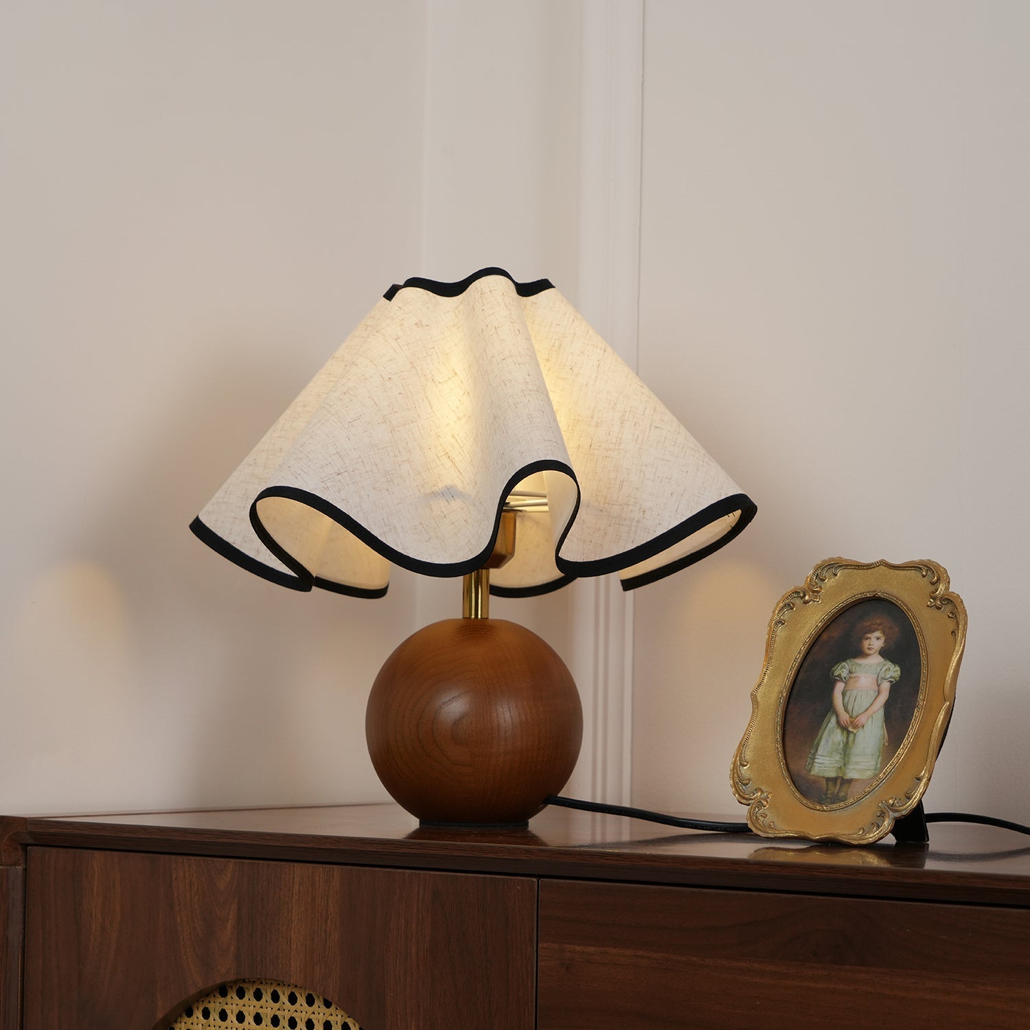Rzeźbiarska, falista lampa stołowa do wnętrz