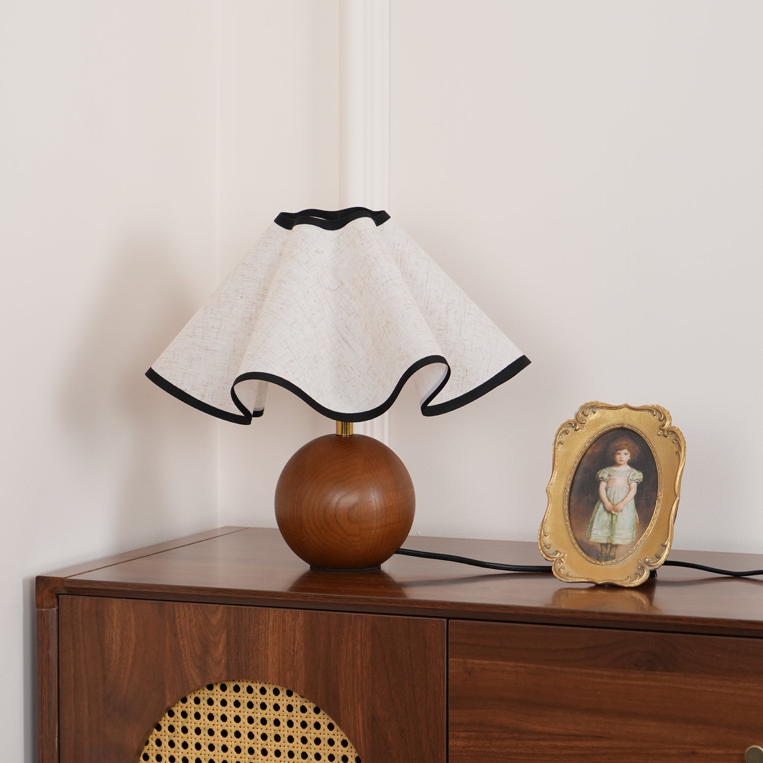 Rzeźbiarska, falista lampa stołowa do wnętrz