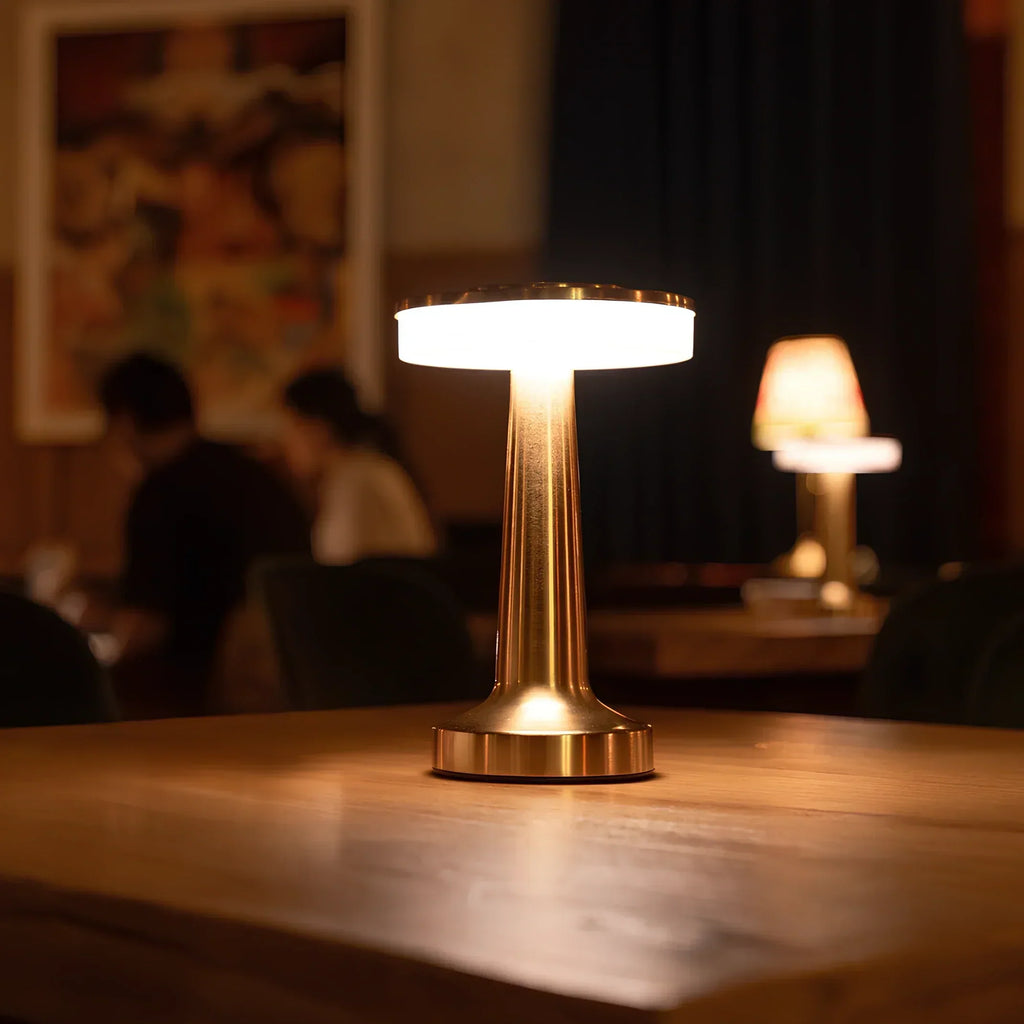 Klasyczna przenośna bezprzewodowa lampa stołowa LED