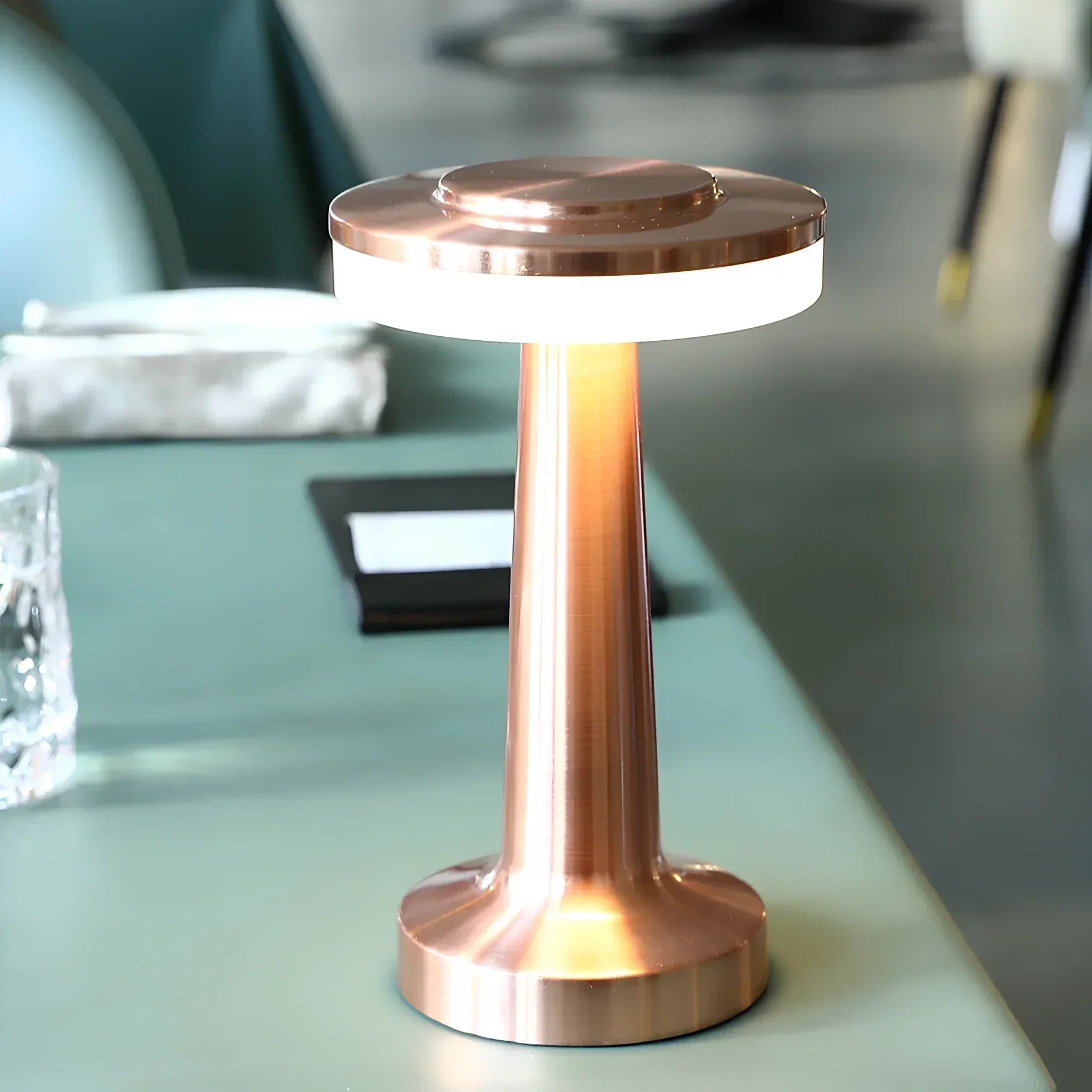 Klasyczna przenośna bezprzewodowa lampa stołowa LED
